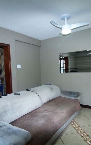Casa à venda com 320m², 4 quartos e 2 vagasSala de TV