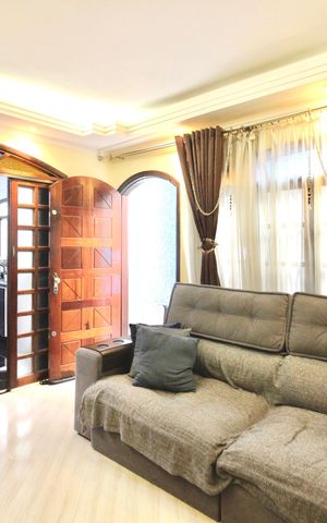 Casa à venda com 142m², 3 quartos e 2 vagas Casa à venda com 142m², 3 quartos e 2 vagasSala