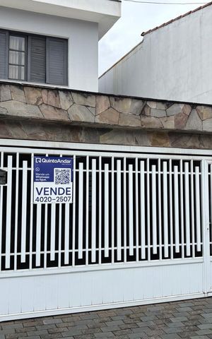 Casa à venda com 200m², 3 quartos e 2 vagas Casa à venda com 200m², 3 quartos e 2 vagasFachada