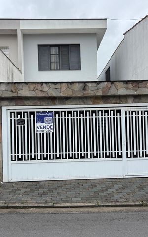 Casa à venda com 200m², 3 quartos e 2 vagas Casa à venda com 200m², 3 quartos e 2 vagasFachada