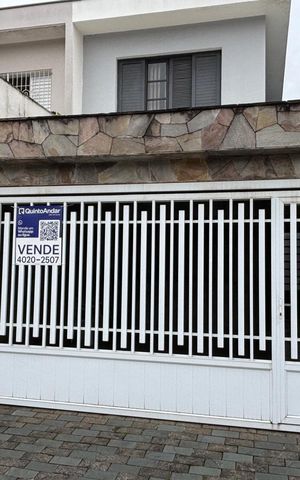 Casa à venda com 200m², 3 quartos e 2 vagas Casa à venda com 200m², 3 quartos e 2 vagasFachada