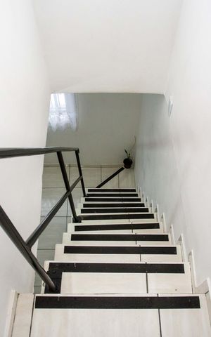 Casa à venda com 300m², 2 quartos e 6 vagasEscada