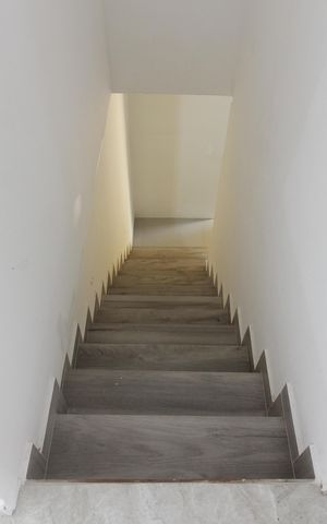 Casa para alugar com 270m², 4 quartos e 4 vagasEscada