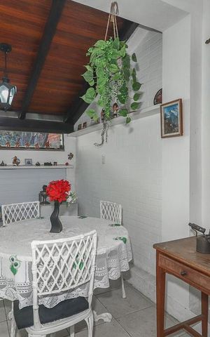 Casa à venda com 246m², 5 quartos e 2 vagas Casa à venda com 246m², 5 quartos e 2 vagasCopa