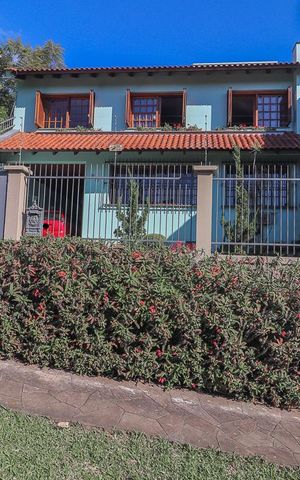 Casa à venda com 246m², 5 quartos e 2 vagas Casa à venda com 246m², 5 quartos e 2 vagasFachada