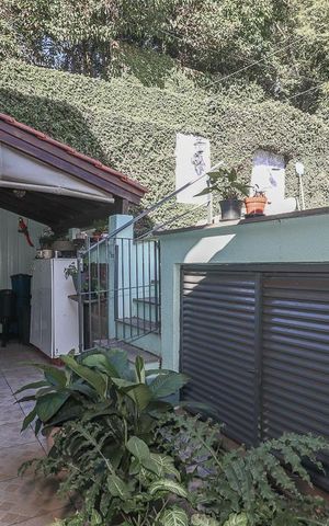 Casa à venda com 246m², 5 quartos e 2 vagas Casa à venda com 246m², 5 quartos e 2 vagasFundos
