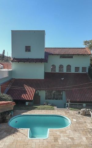 Casa à venda com 246m², 5 quartos e 2 vagas Casa à venda com 246m², 5 quartos e 2 vagasFundos