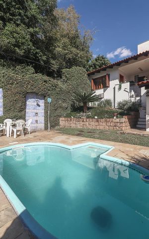 Casa à venda com 246m², 5 quartos e 2 vagas Casa à venda com 246m², 5 quartos e 2 vagasPiscina