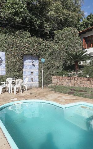 Casa à venda com 246m², 5 quartos e 2 vagas Casa à venda com 246m², 5 quartos e 2 vagasPiscina