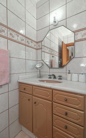Casa à venda com 246m², 5 quartos e 2 vagas Casa à venda com 246m², 5 quartos e 2 vagasBanheiro Social