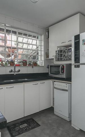Casa à venda com 246m², 5 quartos e 2 vagas Casa à venda com 246m², 5 quartos e 2 vagasCozinha