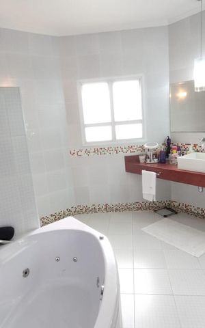 Casa para alugar com 271m², 3 quartos e 4 vagas Casa para alugar com 271m², 3 quartos e 4 vagasBanheiro da suíte