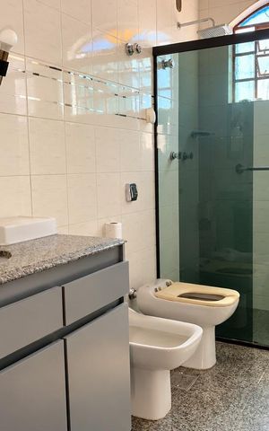 Casa para alugar com 386m², 3 quartos e 15 vagas Casa para alugar com 386m², 3 quartos e 15 vagasBanheiro da suíte