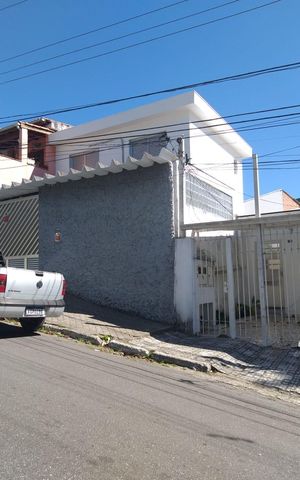 Casa à venda com 116m², 2 quartos e 2 vagas Casa à venda com 116m², 2 quartos e 2 vagasFachada