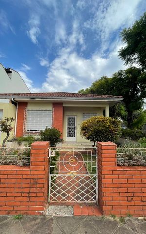Casa à venda com 319m², 3 quartos e 1 vaga Casa à venda com 319m², 3 quartos e 1 vagaFachada