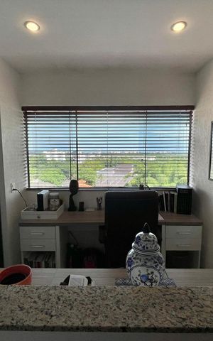 Apartamento à venda com 492m², 4 quartos e 3 vagas Apartamento à venda com 492m², 4 quartos e 3 vagasEscritório
