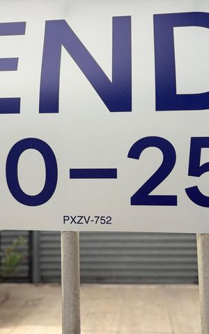 Casa à venda com 130m², 2 quartos e 2 vagas Casa à venda com 130m², 2 quartos e 2 vagasPlaca instalada