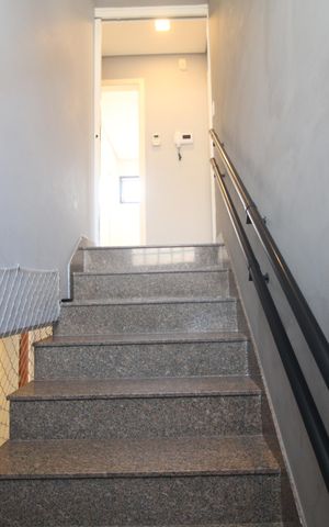 Casa de condomínio à venda com 250m², 3 quartos e 3 vagasEscada