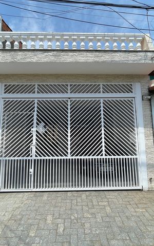 Casa à venda com 140m², 3 quartos e 2 vagas Casa à venda com 140m², 3 quartos e 2 vagasFachada