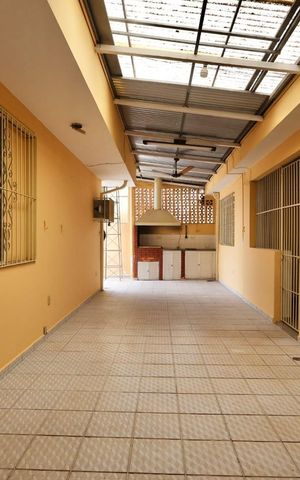 Casa à venda com 213m², 3 quartos e 4 vagasÁrea externa