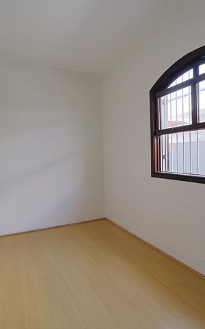 Casa para alugar com 70m², 2 quartos e 2 vagasQuarto 1