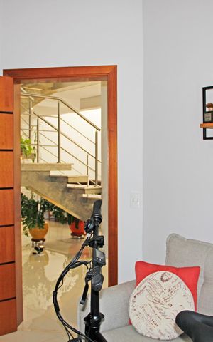 Casa de condomínio à venda com 1024m², 5 quartos e 7 vagasEscritório