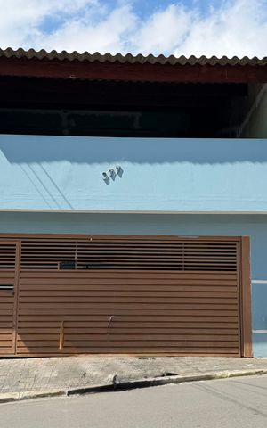 Casa à venda com 141m², 3 quartos e 2 vagas Casa à venda com 141m², 3 quartos e 2 vagasFachada