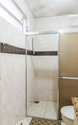 Casa à venda com 180m², 5 quartos e 1 vaga Casa à venda com 180m², 5 quartos e 1 vagaBanheiro