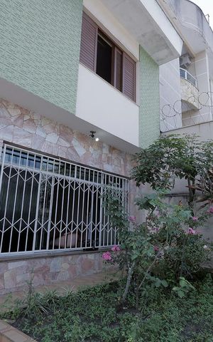 Casa para alugar com 243m², 4 quartos e 1 vaga Casa para alugar com 243m², 4 quartos e 1 vagaGaragem e Jardim