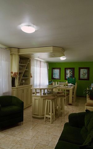 Casa à venda com 360m², 3 quartos e 1 vaga Casa à venda com 360m², 3 quartos e 1 vagaSala