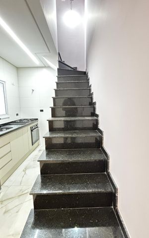 Apartamento à venda com 100m², 2 quartos e 1 vaga Apartamento à venda com 100m², 2 quartos e 1 vagaEscada