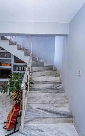 Casa para alugar com 180m², 3 quartos e 3 vagas Casa para alugar com 180m², 3 quartos e 3 vagasEscada