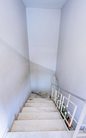 Casa para alugar com 180m², 3 quartos e 3 vagas Casa para alugar com 180m², 3 quartos e 3 vagasEscada