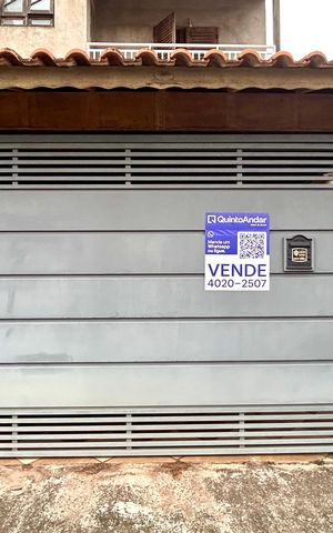 Casa à venda com 254m², 3 quartos e 2 vagasPlaca instalada na fachada do imóvel 