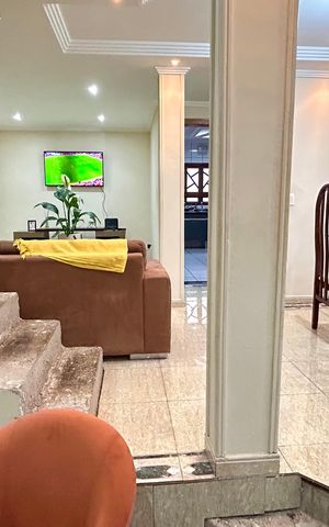 Casa à venda com 254m², 3 quartos e 2 vagasSala