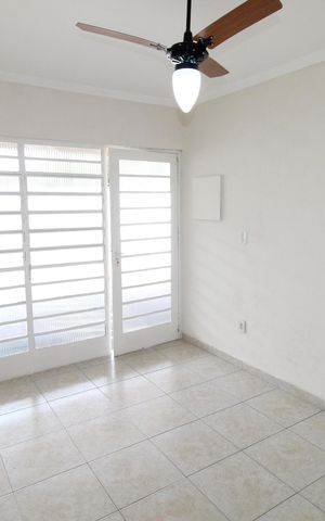Casa para alugar com 136m², 2 quartos e 5 vagasSala