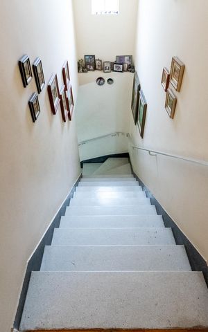 Casa à venda com 174m², 3 quartos e 2 vagas Casa à venda com 174m², 3 quartos e 2 vagasEscada