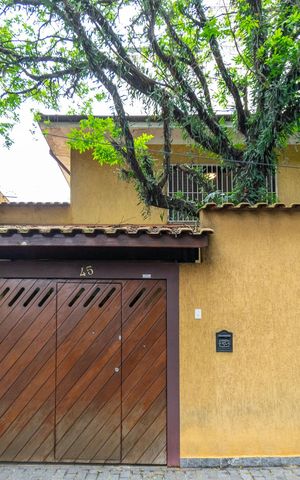 Casa à venda com 174m², 3 quartos e 2 vagas Casa à venda com 174m², 3 quartos e 2 vagasFachada