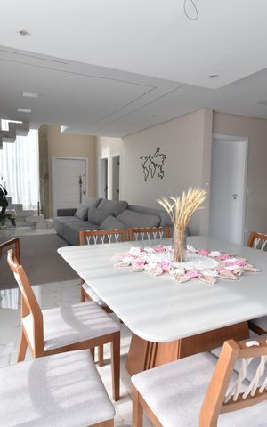 Casa à venda com 315m², 4 quartos e 6 vagasSala
