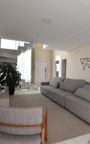 Casa à venda com 315m², 4 quartos e 6 vagasSala