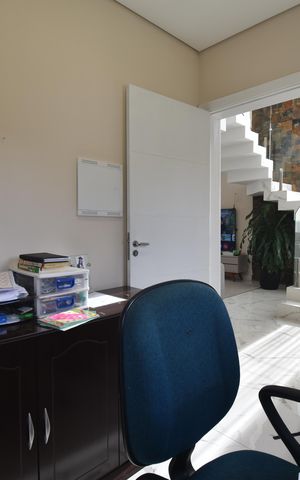 Casa à venda com 315m², 4 quartos e 6 vagasEscritório