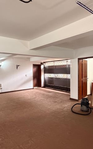 Casa para alugar com 323m², 5 quartos e 4 vagas Casa para alugar com 323m², 5 quartos e 4 vagasGaragem