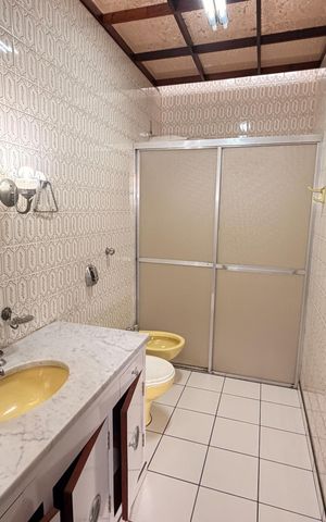 Casa para alugar com 323m², 5 quartos e 4 vagas Casa para alugar com 323m², 5 quartos e 4 vagasBanheiro da Suíte