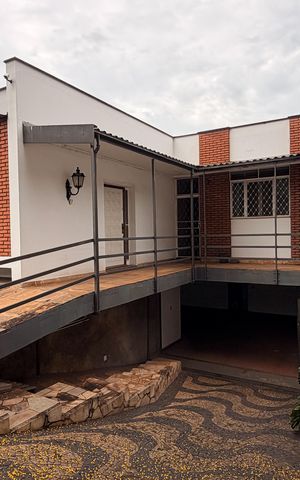 Casa para alugar com 323m², 5 quartos e 4 vagas Casa para alugar com 323m², 5 quartos e 4 vagasFachada