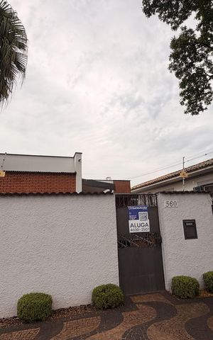 Casa para alugar com 323m², 5 quartos e 4 vagas Casa para alugar com 323m², 5 quartos e 4 vagasFachada