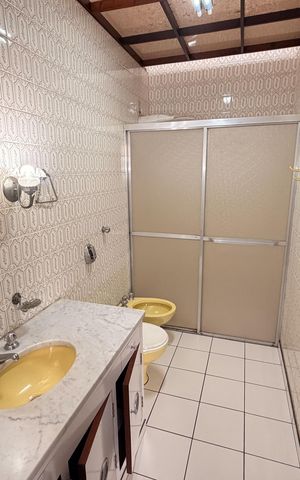 Casa para alugar com 323m², 5 quartos e 4 vagas Casa para alugar com 323m², 5 quartos e 4 vagasBanheiro da Suíte 1