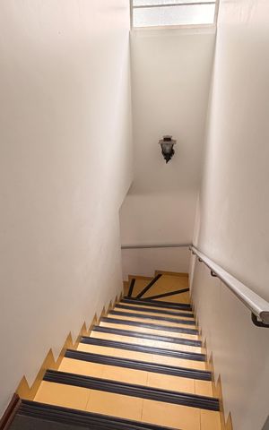 Casa para alugar com 323m², 5 quartos e 4 vagas Casa para alugar com 323m², 5 quartos e 4 vagasEscada