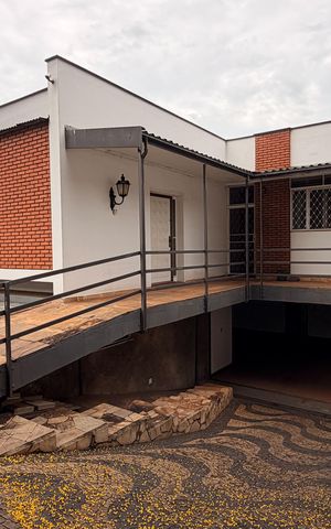 Casa para alugar com 323m², 5 quartos e 4 vagas Casa para alugar com 323m², 5 quartos e 4 vagasFachada