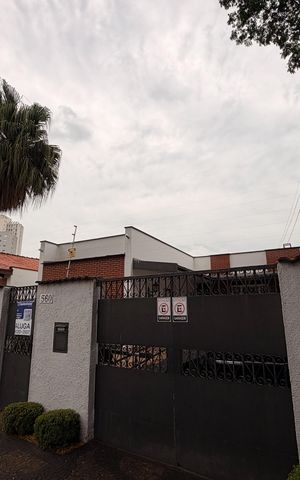 Casa para alugar com 323m², 5 quartos e 4 vagas Casa para alugar com 323m², 5 quartos e 4 vagasFachada