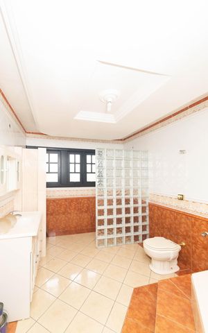 Casa para alugar com 380m², 3 quartos e 2 vagas Casa para alugar com 380m², 3 quartos e 2 vagasBanheiro da Suíte 3